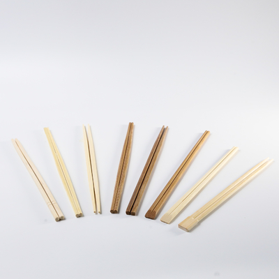 Sumpit bambu sekali pakai sushi restoran Jepang dengan pembungkus kertas. Sumpit Bambu Sekali Pakai, Ramah Lingkungan, sumpit bambu alami
