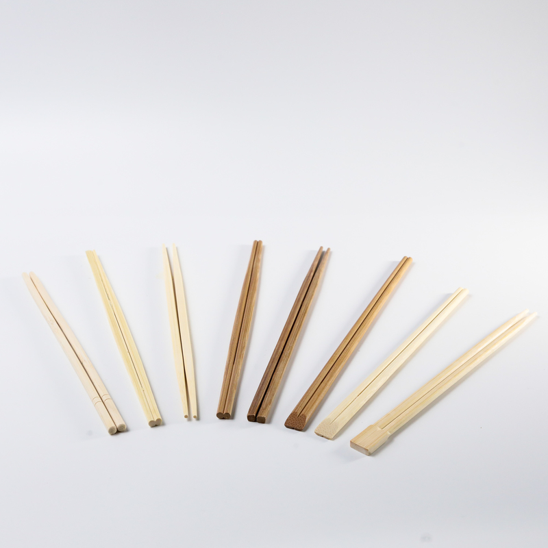 Sumpit bambu sekali pakai sushi restoran Jepang dengan pembungkus kertas. Sumpit Bambu Sekali Pakai, Ramah Lingkungan, sumpit bambu alami
