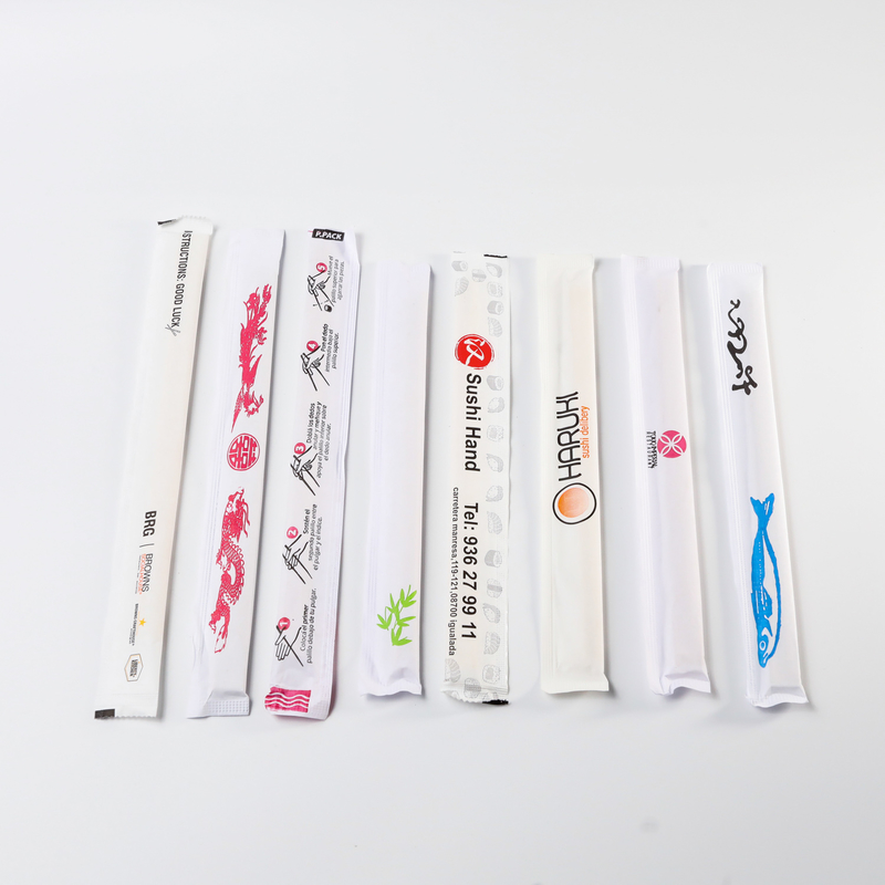 Sumpit bambu sekali pakai sushi restoran Jepang dengan pembungkus kertas. Sumpit Bambu Sekali Pakai, Ramah Lingkungan, sumpit bambu alami